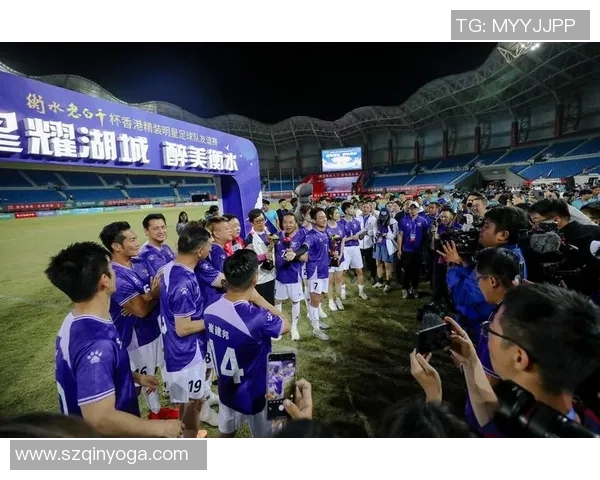 足球明星挑战极限踢木板赛场展现惊人技巧与力量的精彩瞬间